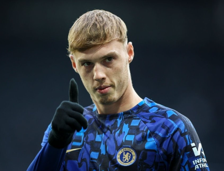 曼联今夏引援策略：弃帕尔默，聚焦防守中场与阵容调整